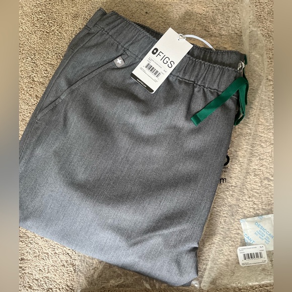 NEVER WORN WITH TAGS- FIGS Mens graphite scrub joggers and top - Picture 2 of 3